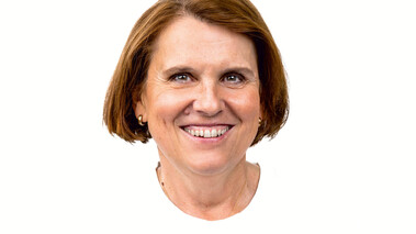 Freundliches Porträtfoto von Claudia Felser auf weißem Hintergrund, Teil der Rethinking-Kampagne.